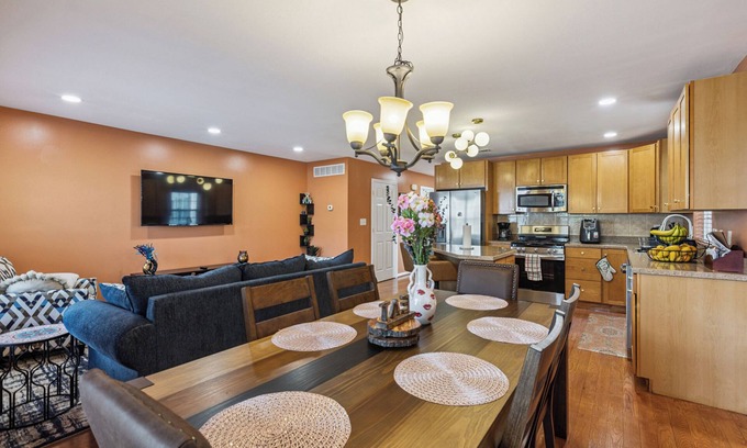 Drexel Hill Casa | Drexel Iconic: Suburban Retreat, Spacious 3-bedroom home, Central AC, Amenities