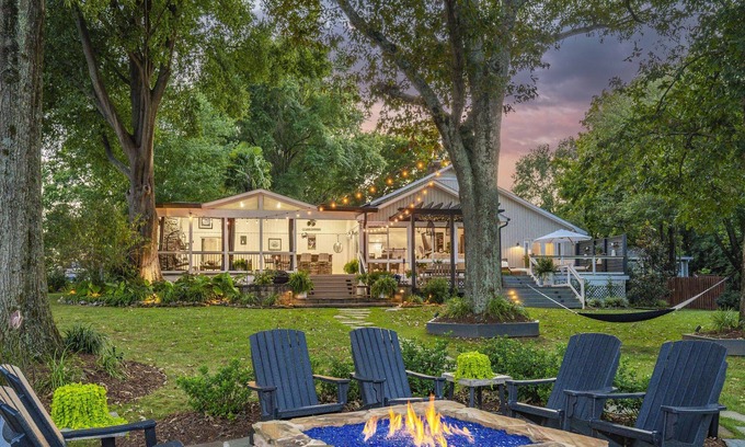 Cornelius Casa | Drift Away - A Luxurious Waterfront Ranch Home