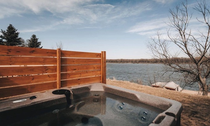 Bellevue Cabina | Riverview Cabin + Hot Tub w/ TV+ Pickleball Court
