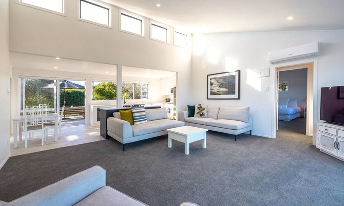 Blackpool Casa | Driftwood Beach House - Driftwood Beach House is a newly renovated modern family home with three bedrooms, two bathrooms a large kitchen and a spa pool. Located on the shores of Blackpool Beach in Oneroa on a quiet (access only) road this is a beauti