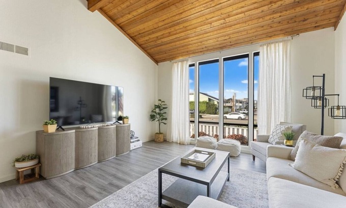 Del Mar Casa | Driftwood By The Sea - 2 minute walk to the beach!