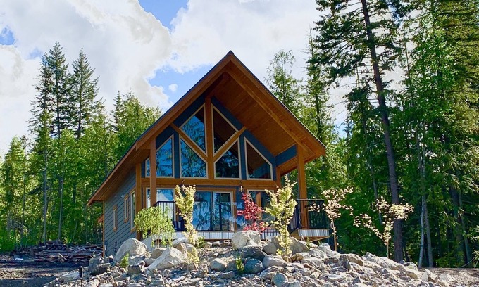 Sorrento Chalet De Esquí | Driftwood Chalet overlooking Shuswap Lake, perfect for couples! Golf on-site!!