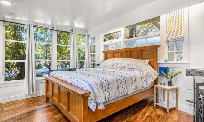 Santa Barbara Apartamento | Driftwood Club - Jennifer's Room (dog friendly)