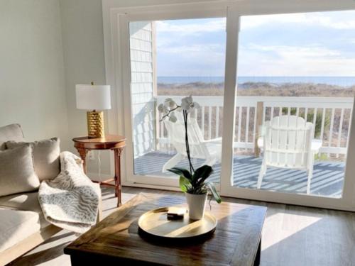 Carolina Beach Apartamento | Driftwood Cottage - First floor OCEANFRONT beach retreat! Exceptional views, location and privacy condo