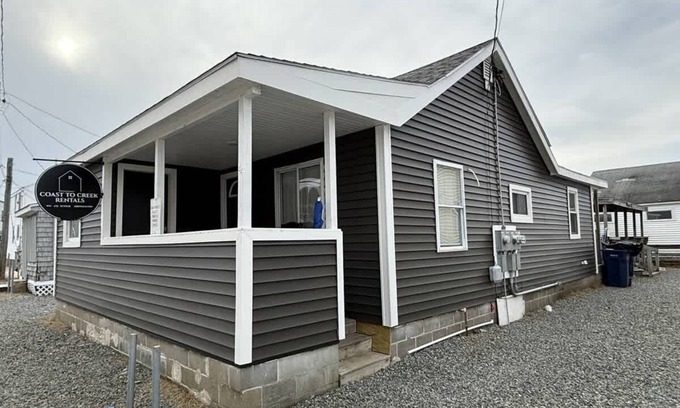 Hampton Casa | Driftwood Getaway - Perfect Location Near Beach!
