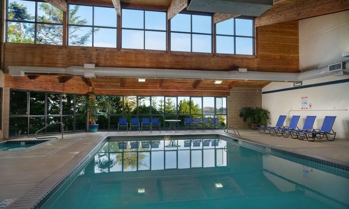 Newport Hotel | Drive Away from Oregon Coast Aquarium | Beachfront Access & Pet-Friendly