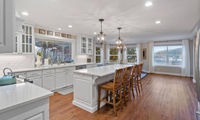 Bayview Casa | Dromore Estate & Lilac Cottage · Luxury Lakeview Estate- 2 homes on 2 acres!