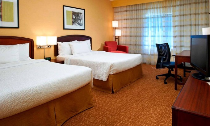 West Dundee Complejo | Drop by Santa's Village! Pool, Offers FREE Parking, Pet-Friendly Property!