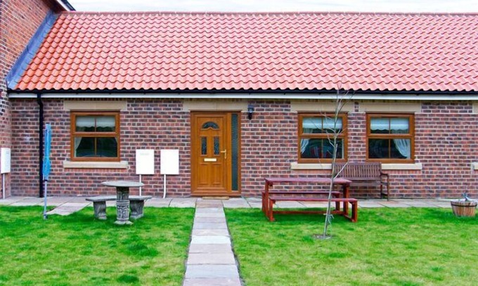 Skinningrove Cabaña | DRUMMER COTTAGE, pet friendly, with a garden in Skinningrove