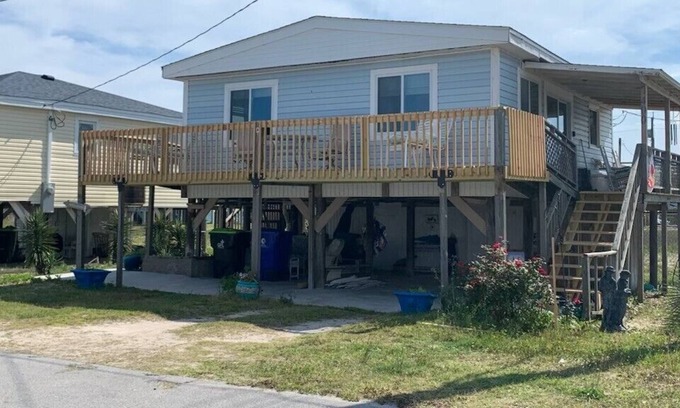North Topsail Beach Cabaña | Drunken Parrot - Sleeps 4, steps away from beach access in North Topsail Beach!