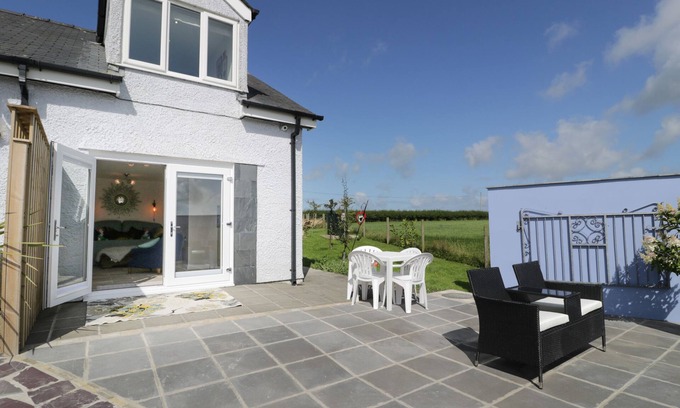 Llanerchymedd Cabaña | DRWS Y GORLAN, romantic, country holiday cottage in Llanerchymedd