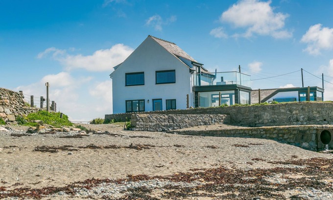 Llanfaethlu Cabaña | Dryll y Gro - an on the beach that sleeps 11 guests in 5 bedrooms
