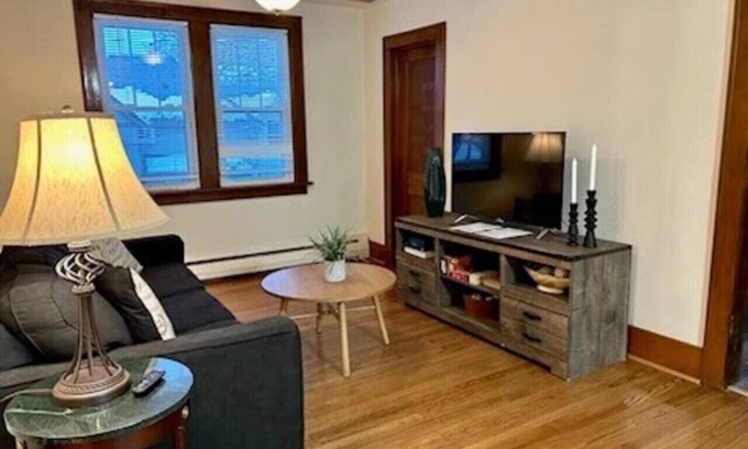 Libertyville Apartamento | DT Libertyville Apt near Naval Base w/ 50" TV!