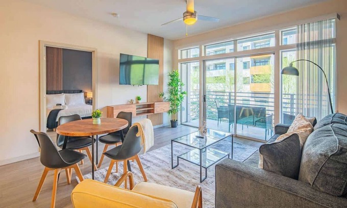 Evans Churchill Apartamento | DT Phoenix Gem 2BD with Balcony Gym Parking!