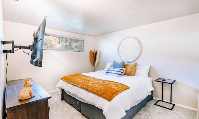 Salt Lake City Casa | DT UofU 2Bd/1Ba Full Duplex House/King Bds