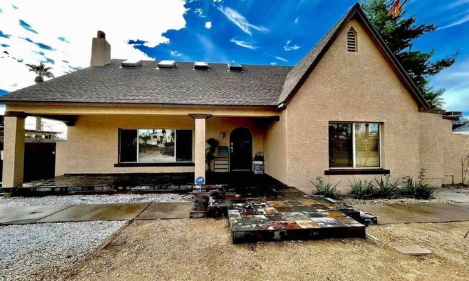 Los Olivos Historic District Casa | DTPHX Home - 10mins from Airport w/ Heated Pool!