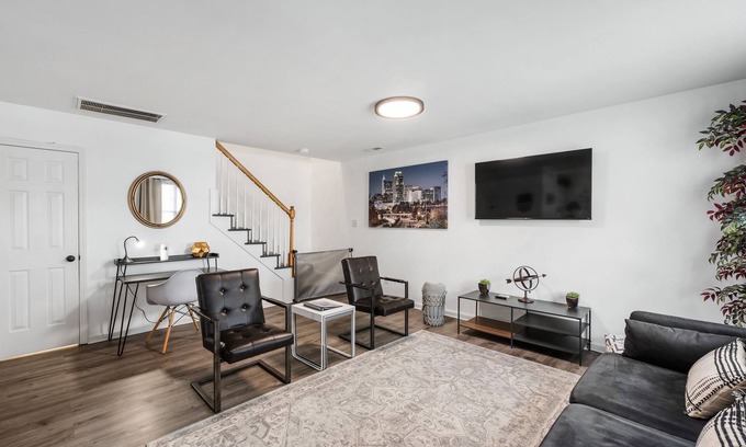 Downtown Casa | DTPrivacy*KidsFriendly*PetFriendly*300M*Walkable