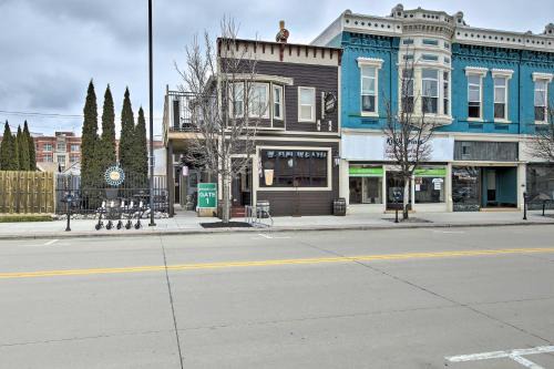 Sheboygan Apartamento | Dtwn Sheboygan Apt Above Local Bar!