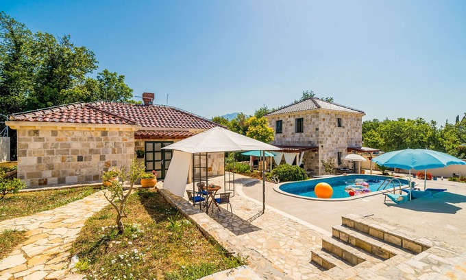 Mocici Chalet De Esquí | Dubrovnik Chalets - Two charming stone houses with private pool