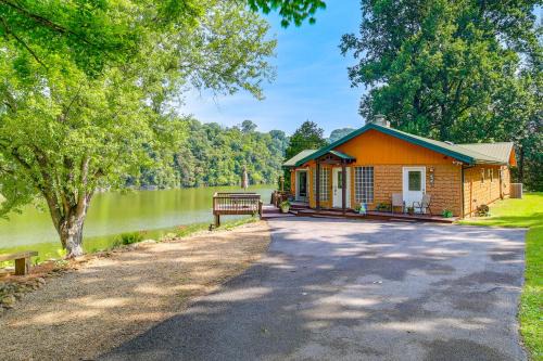 Piney Flats Casa | Duck and Bugs Cabin on Boone Lake with Boat Dock!