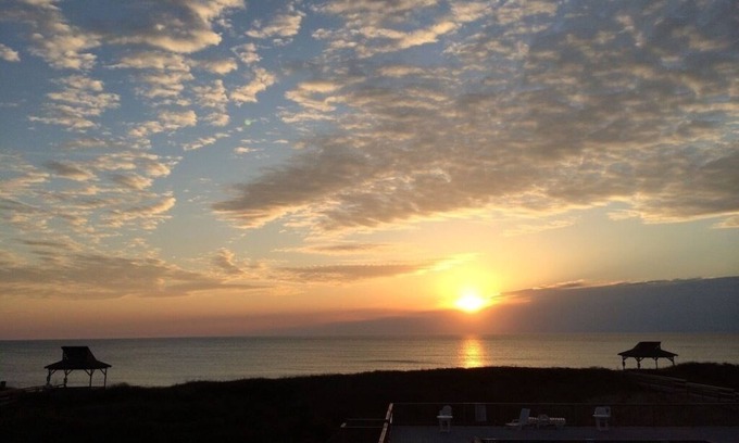 Duck Condominio | Duck, NC - Oceanfront and Unlimited Sunrises! Welcome to Sandy Quacks!