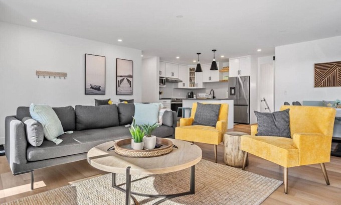 Southeast Calgary Casa | Duke & Duchess | Central | Upscale | Families/Pets