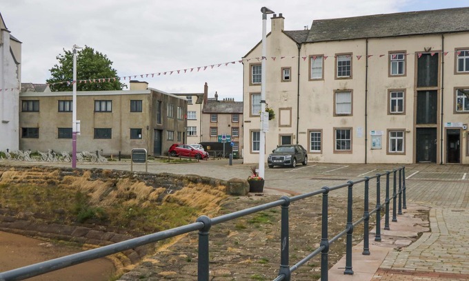 Whitehaven Cabaña | DUNCAN SQUARE, pet friendly, country holiday cottage in Whitehaven