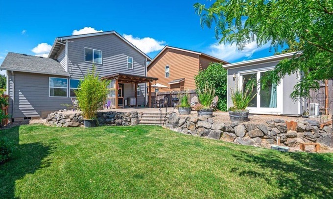 Dundee Casa | Dundee Hillside Retreat ~ Central Family & Dog Friendly Home!