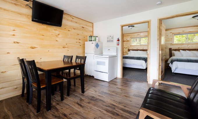Whitefish Complejo | Conveniente y asequible West Glacier Lodging- Beargrass Lodging # 1
