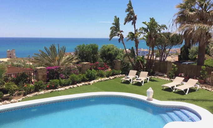 Bahia de Casares Apartamento | Apartamento dúplex frente al mar, jardín con excelentes vistas al mar y piscina de agua salada
