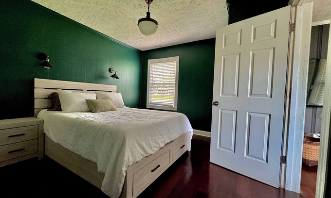 Nashville Casa | Duplex in a quiet Nashville neighborhood - close to everything. Pet-friendly!