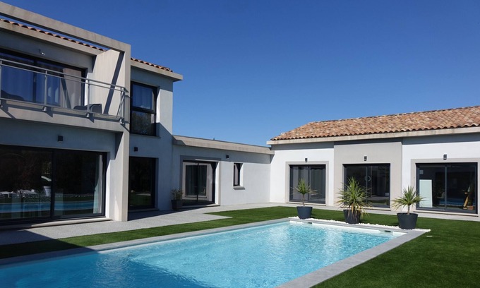 Ventabren Apartamento | Duplex sleeps 4 in contemporary villa with swimming pool.