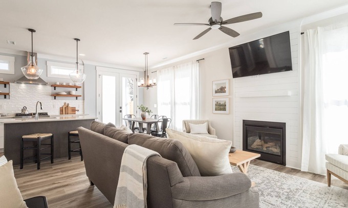 Durham Casa | Durham's Modern FarmHouse & Guest House minutes from Downtown & Duke University!