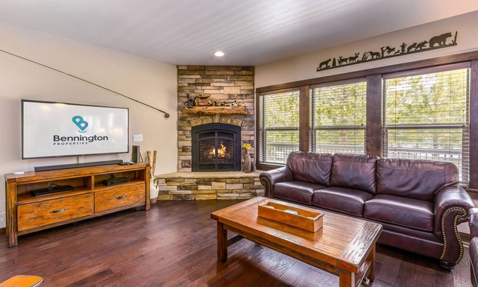 Deer Park Casa | DUTC11 - Huge Home, SHARC passes for 2025, Hot Tub, A/C, Ping Pong