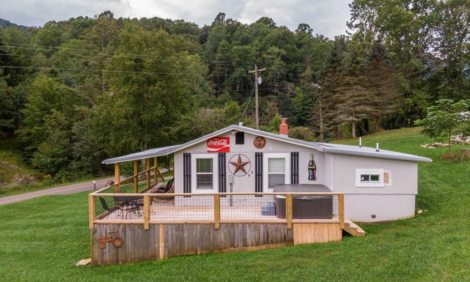 Banner Elk Cabaña | Dutch Creek Cottage - cozy 1bd/1ba, hot tub, pet friendly on 12 acres with firepit