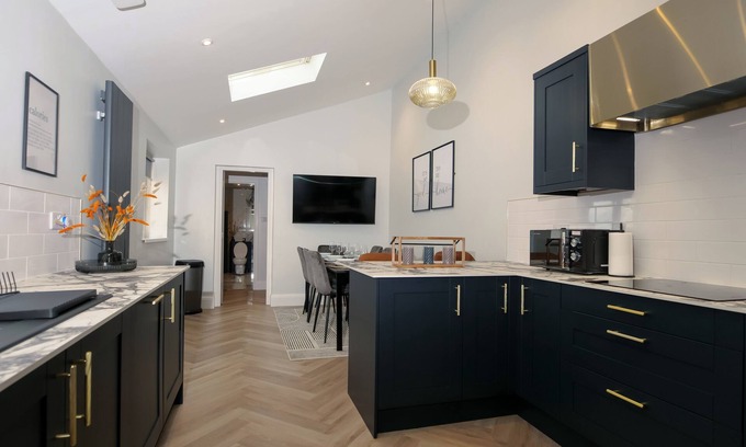 Sunderland Casa | Dwell Living Luxurious 5BD House Central