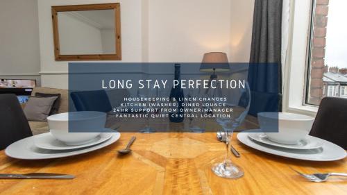 Westoe Apartamento | Dwellcome Home Ltd 4 King Bedroom Townhouse, Free Parking, Fast WIFI, Fully Equipped Kitchen, 15 min drive to Nissan, 20 min to Newcastle Sunderland, Ideal for Long Term Contractor etc Stays, Regular Housekeeping Option - See Our Site for Assurance