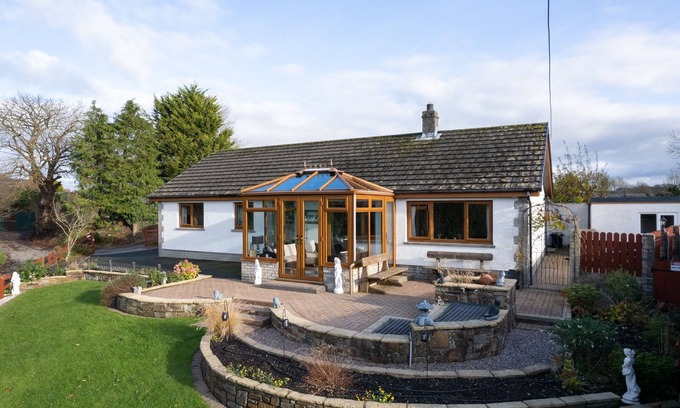 Saint Clears Cabaña | Dyffryn Taf, Homely 3 bedroom bungalow with peaceful outlook