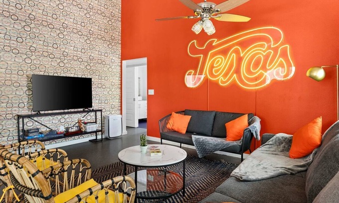 Govalle Casa | E. Austin Family Hangout! Pool & BBQ -Fully fenced