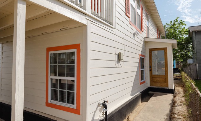 Galveston Casa | E.C. Corner - A Charming 2 BR 1st floor unit w/ AC and WiFi in lovely Galveston