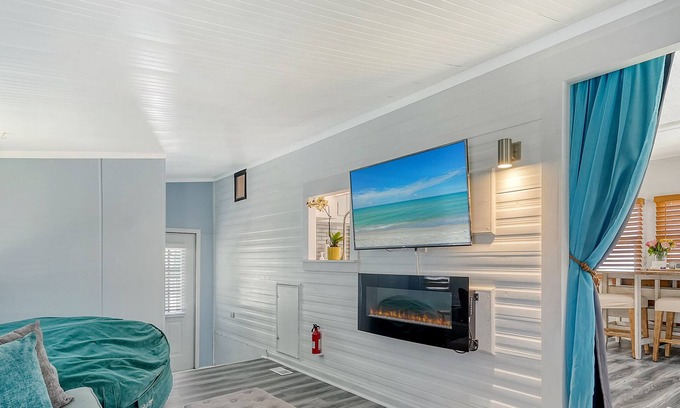 Palmetto Casa | E-Fireplace, Pools, Gym, Pool Tables, Pickleball, Ping Pong, No Cleaning Fee!