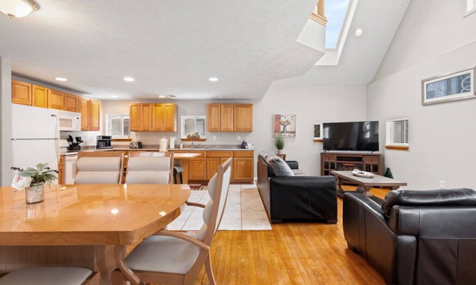 East Rochester Casa | E. Rochester Darling - Sleeps 6!