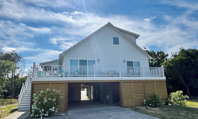 Whalehead Beach Casa | E-SEA-LIVIN' Oceanside Coastal Cottage in Corolla, 4 min walk to the beach!