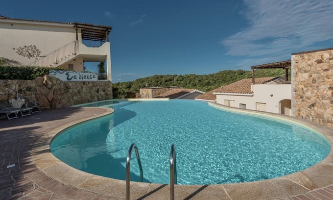 Baja Sardinia Apartamento | Ea Bianca Three-room apartment sleeps 6, sea view, A.C