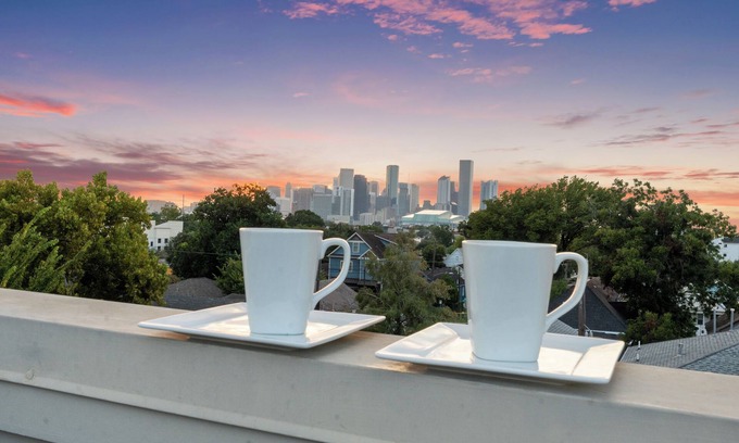 Greater East End Casa | EaDo Escape Sleeps 10 - Private Yard & Driveway + Rooftop City Views