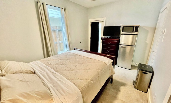 South Central Houston Casa | EADO Essentials Suite with Fridge, Microwave, WiFi and AC
