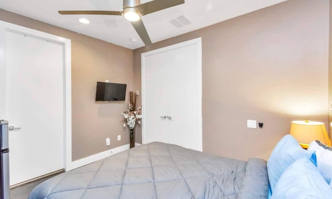 East Downtown Houston Casa | EaDo w/ Rooftop Bar | City Views | Private Jacuzzi