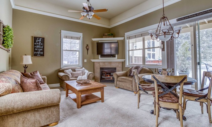 Redmond Casa | Eagle Crest 2 Bedroom Single Level Pet Friendly Home with a Hot Tub