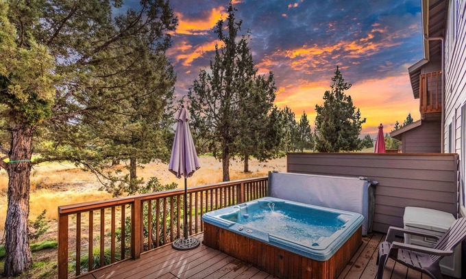 Redmond Condominio | Eagle Crest Condo on Golf Course w/ HOT TUB, Dogs Welcome!