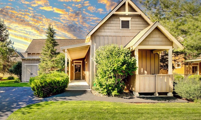 Redmond Casa | Eagle Crest Desert Sky Retreat - HOT TUB, Dogs OK